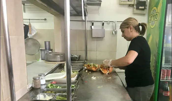 חביתת ירק עם טונה בתוך באגט (קובי רובין)