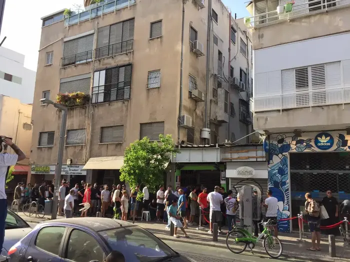 קנייה ווסט משיק נעל בעיצובו למותג אדידס (יח"צ) קנייה ווסט משיק נעל בעיצובו למותג אדידס (יח"צ)