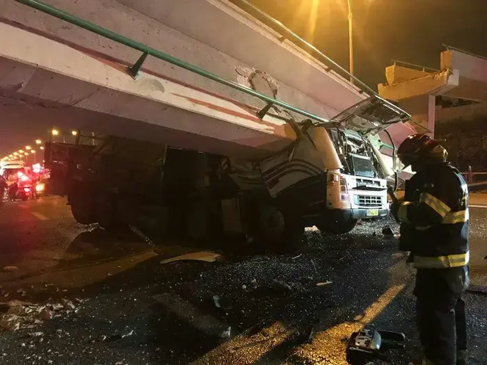 גשר גהה (קוקה קולה) בבני ברק קרס לאחר שמשאית פגעה בו 14 באוגוסט 2017 (מערכת וואלה! NEWS)