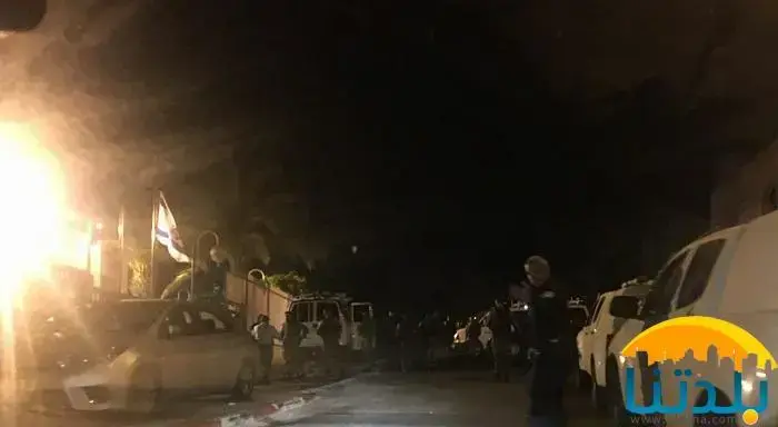 המשטרה עצרה את ראאד סלאח בביתו באום אל-פאחם, 15 באוגוסט 2017 (צילום מסך , צילום מסך מטוויטר) המשטרה עצרה את ראאד סלאח בביתו באום אל-פאחם, 15 באוגוסט 2017 (צילום מסך , צילום מסך מטוויטר)