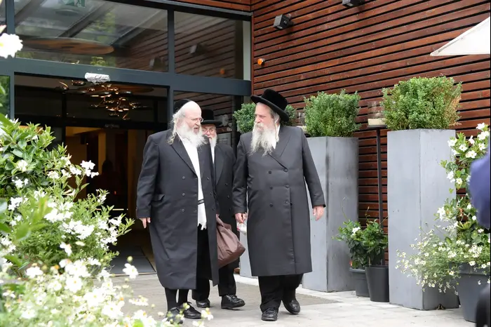 חסידים מחוץ לבית מלון שבו שוהה אדמו"ר בשוויץ אוגוסט 2017 (מערכת וואלה! NEWS , משה גולדשטיין - בחדרי חרדים) חסידים מחוץ לבית מלון שבו שוהה אדמו"ר בשוויץ אוגוסט 2017 (מערכת וואלה! NEWS , משה גולדשטיין - בחדרי חרדים)