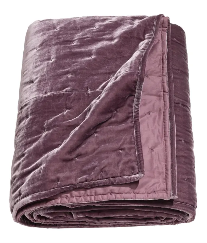 שמיכה סגולה של H&M HOME (יח"צ) שמיכה סגולה של H&M HOME (יח"צ)