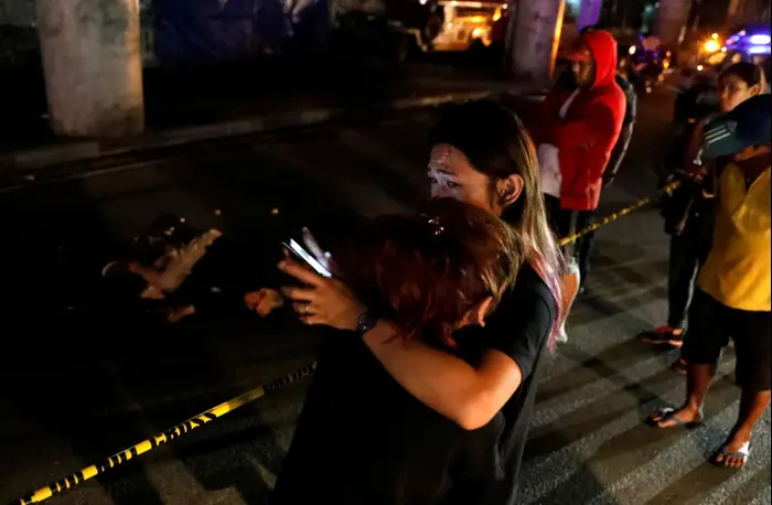 הזירה שבה אדם שנהרג במהלך המאבק בסוחרי הסמים, מנילה, הפיליפינים, אוגוסט 2017 (רויטרס) הזירה שבה אדם שנהרג במהלך המאבק בסוחרי הסמים, מנילה, הפיליפינים, אוגוסט 2017 (רויטרס)