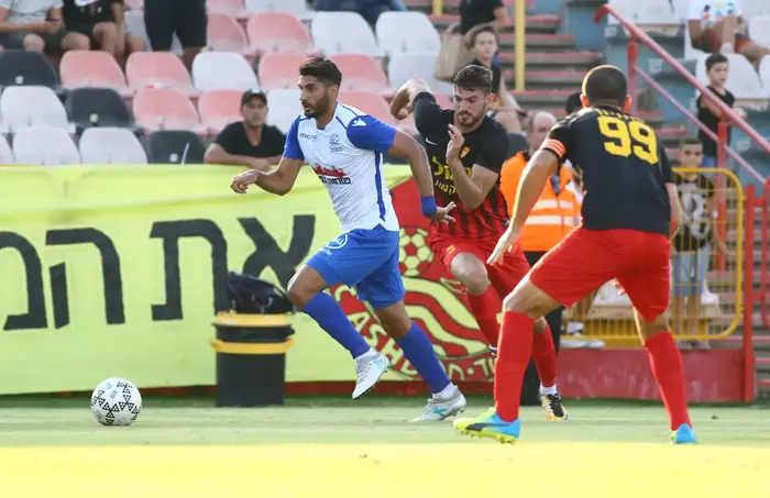 שחקן מכבי פתח תקוה לידור כהן מול שחקן מ.ס. אשדוד ניר ברדע (לירון מולדובן ) שחקן מכבי פתח תקוה לידור כהן מול שחקן מ.ס. אשדוד ניר ברדע (לירון מולדובן )