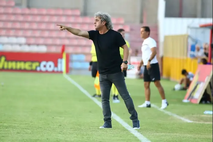 מאמן מ.ס. אשדוד ראובן עטר (לירון מולדובן ) מאמן מ.ס. אשדוד ראובן עטר (לירון מולדובן )