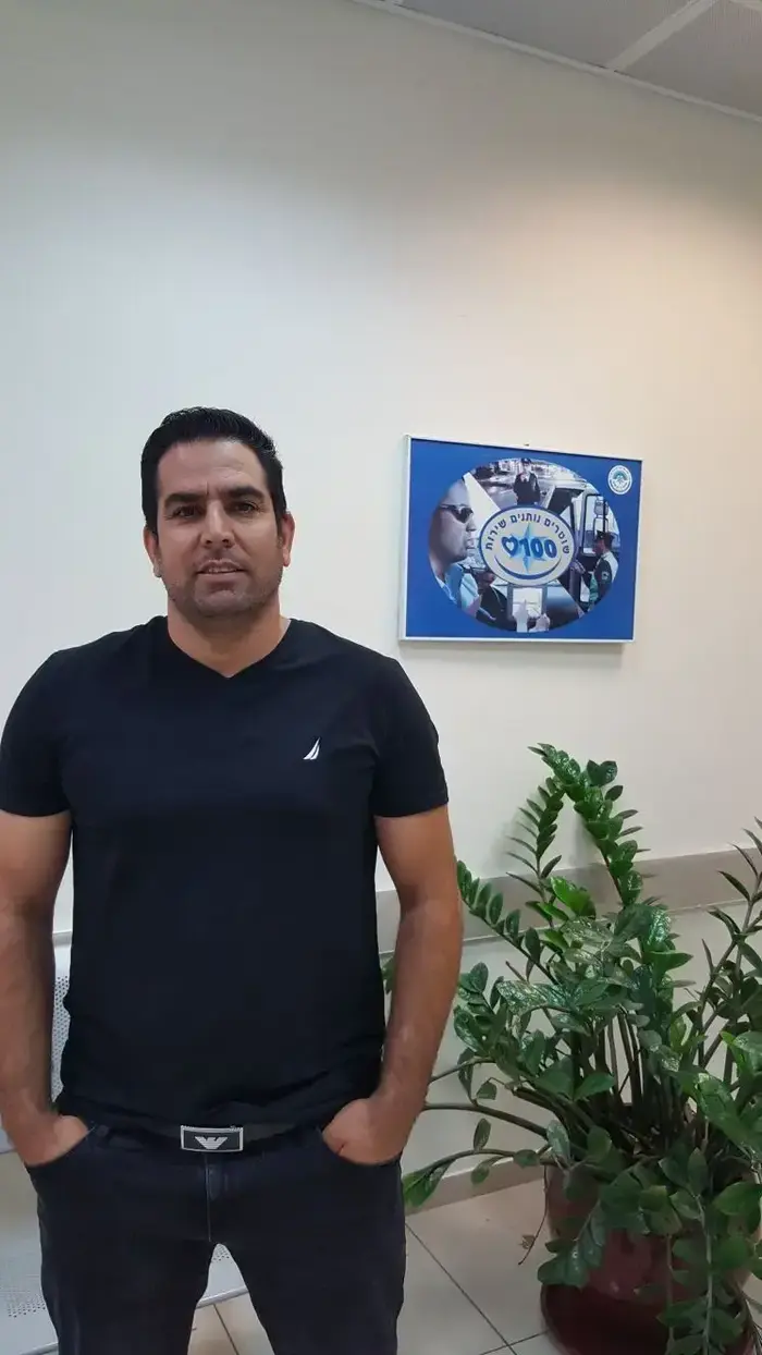 עובד מעון ראש הממשלה לשעבר מני נפתלי בתחנת המשטרה בפתח תקווה, אוגוסט 2017 (מערכת וואלה! NEWS)