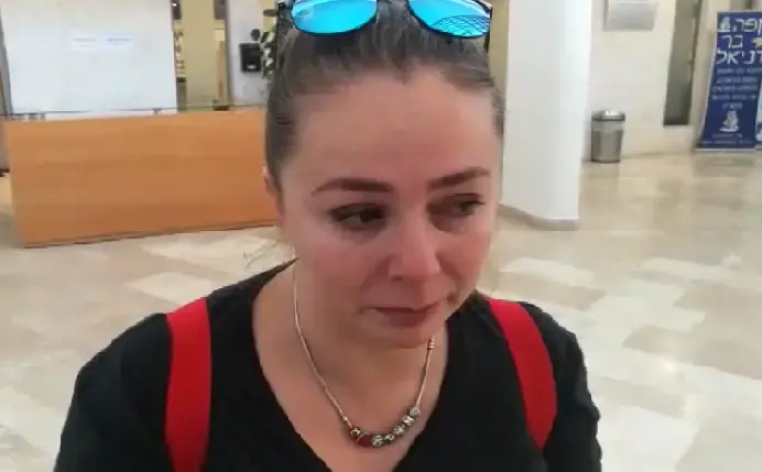 סימונה נפתלי, אשתו של מני, לאחר שהעבירה את הלילה במכוניתה. בכניסה לבית המשפט 20 באוגוסט 2017 (מערכת וואלה! NEWS , שלומי גבאי) סימונה נפתלי, אשתו של מני, לאחר שהעבירה את הלילה במכוניתה. בכניסה לבית המשפט 20 באוגוסט 2017 (מערכת וואלה! NEWS , שלומי גבאי)
