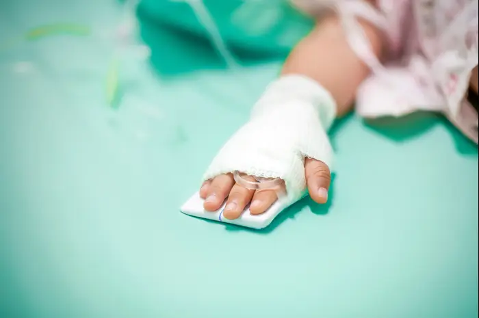 פעוט בבית חולים אילוסטרציה (ShutterStock) פעוט בבית חולים אילוסטרציה (ShutterStock)