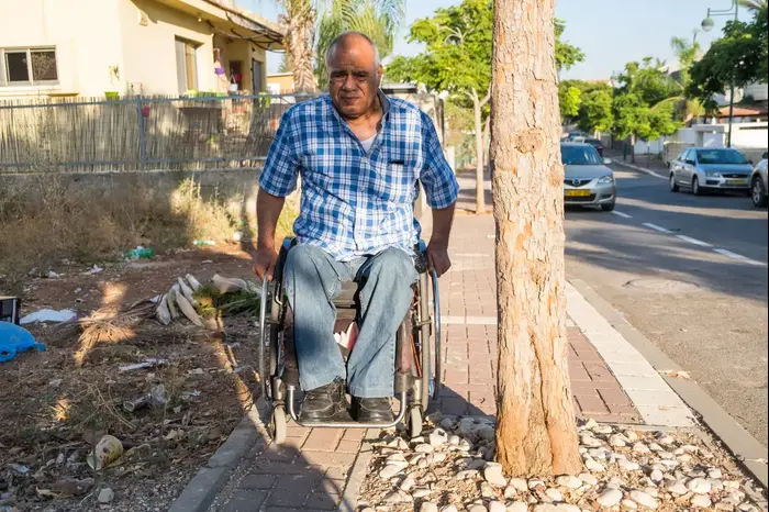 ראש מועצת קרית עקרון שהשית על נכה הוצאות פיתוח לרחוב בו ירש מגרש. אלא שהפיתוח של הרחוב לא מונגש לנכים ולאורך כל המדרכה יש באמצע עצים. אז הוא סירב לשלם וההוצאות תפחו למאה אלף שקל (יותם רונן) ראש מועצת קרית עקרון שהשית על נכה הוצאות פיתוח לרחוב בו ירש מגרש. אלא שהפיתוח של הרחוב לא מונגש לנכים ולאורך כל המדרכה יש באמצע עצים. אז הוא סירב לשלם וההוצאות תפחו למאה אלף שקל (יותם רונן)