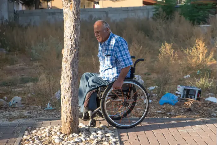 ראש מועצת קרית עקרון שהשית על נכה הוצאות פיתוח לרחוב בו ירש מגרש. אלא שהפיתוח של הרחוב לא מונגש לנכים ולאורך כל המדרכה יש באמצע עצים. אז הוא סירב לשלם וההוצאות תפחו למאה אלף שקל (יותם רונן) ראש מועצת קרית עקרון שהשית על נכה הוצאות פיתוח לרחוב בו ירש מגרש. אלא שהפיתוח של הרחוב לא מונגש לנכים ולאורך כל המדרכה יש באמצע עצים. אז הוא סירב לשלם וההוצאות תפחו למאה אלף שקל (יותם רונן)