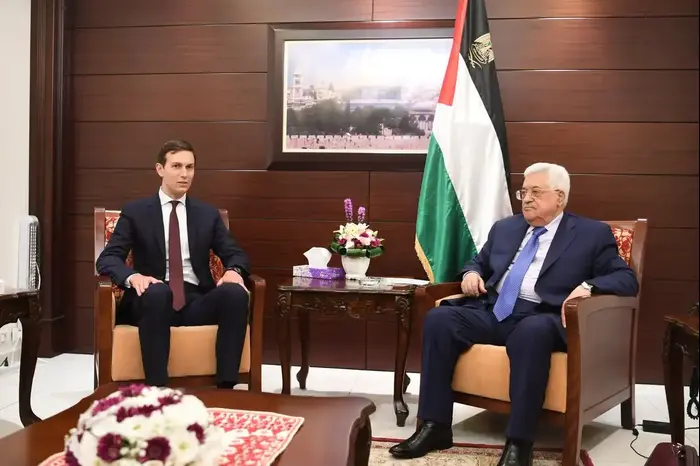 ג'ארד קושנר, שליחו של נשיא ארצות הברית דונלד טראמפ, בפגישה עם אבו מאזן ברמאללה, אוגוסט 2017 (צילום מסך , טוויטר) ג'ארד קושנר, שליחו של נשיא ארצות הברית דונלד טראמפ, בפגישה עם אבו מאזן ברמאללה, אוגוסט 2017 (צילום מסך , טוויטר)