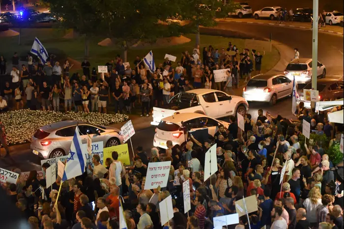 הפגנה בכיכר גורן בפתח תקווה נגד השחיתות השלטונית, 26 באוגוסט 2017 (ראובן קסטרו) הפגנה בכיכר גורן בפתח תקווה נגד השחיתות השלטונית, 26 באוגוסט 2017 (ראובן קסטרו)