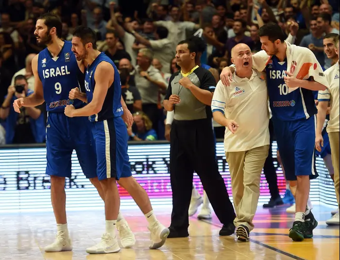 בר טימור שחקן נבחרת ישראל עם עומרי כספי (ברני ארדוב) בר טימור שחקן נבחרת ישראל עם עומרי כספי (ברני ארדוב)
