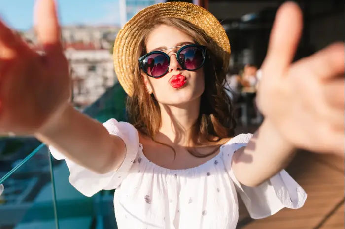 אישה מאופרת בליפסטיק אדום (ShutterStock) אישה מאופרת בליפסטיק אדום (ShutterStock)