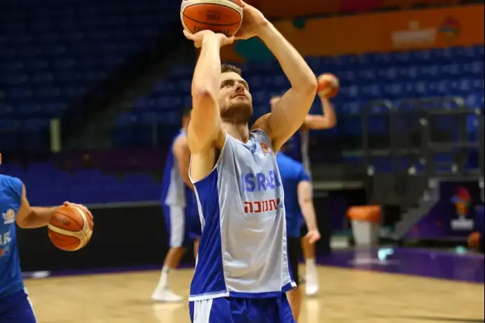 שחקן נבחרת ישראל גל מקל (יוסי ציפקיס) שחקן נבחרת ישראל גל מקל (יוסי ציפקיס)