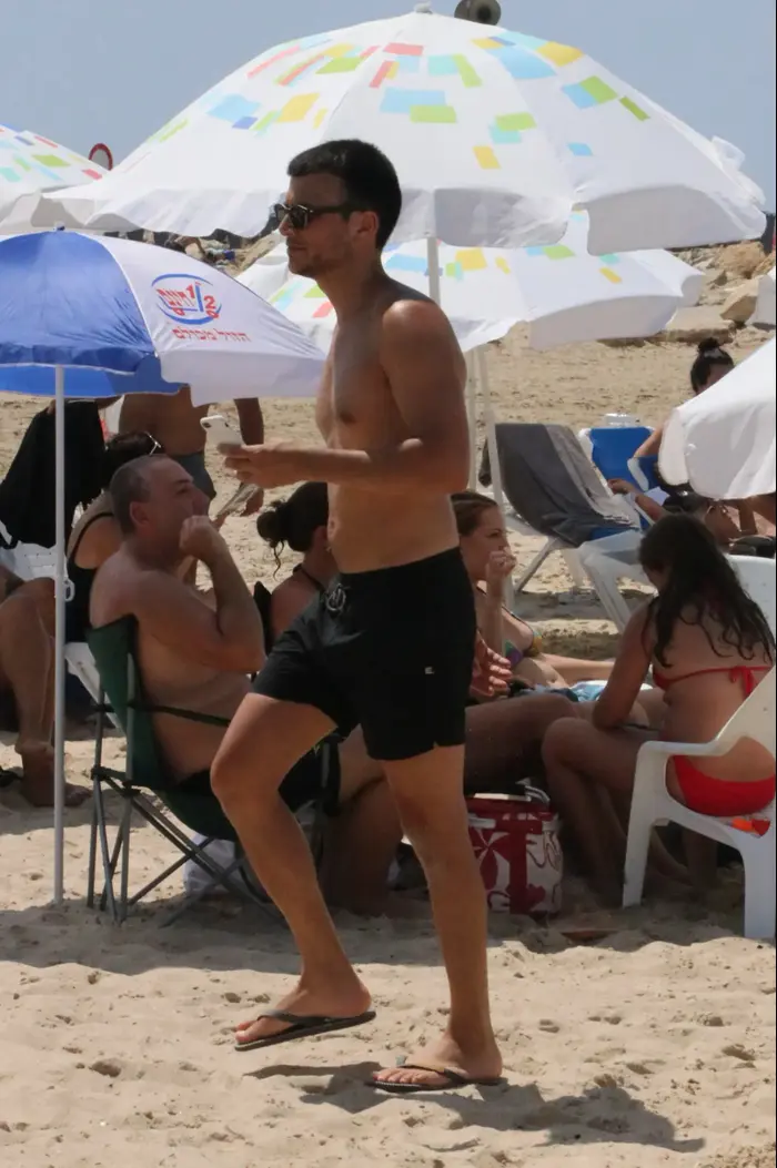 אסי עזר, אלברט והמשפחה בים (ניר פקין) אסי עזר, אלברט והמשפחה בים (ניר פקין)