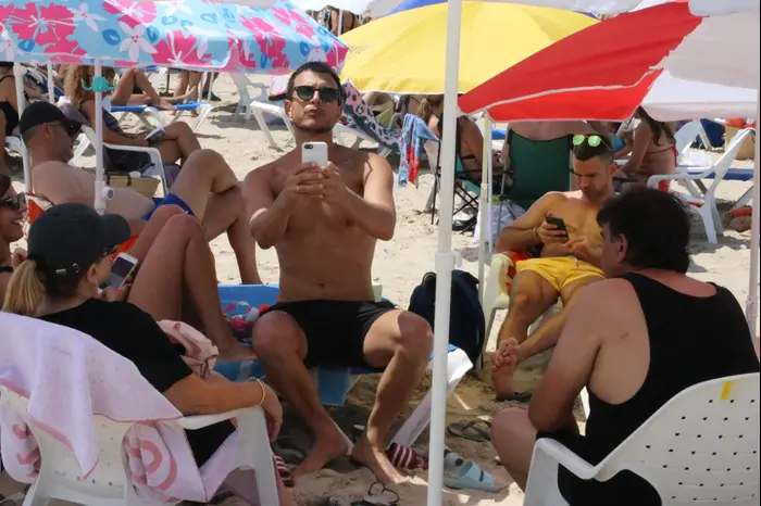 אסי עזר, אלברט והמשפחה בים (ניר פקין) אסי עזר, אלברט והמשפחה בים (ניר פקין)