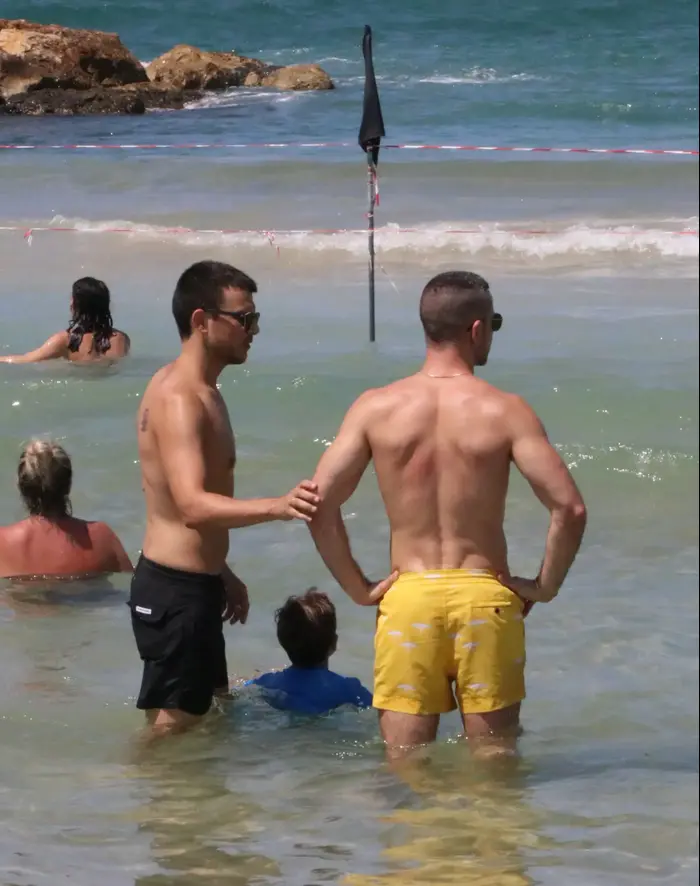 אסי עזר, אלברט והמשפחה בים (ניר פקין) אסי עזר, אלברט והמשפחה בים (ניר פקין)