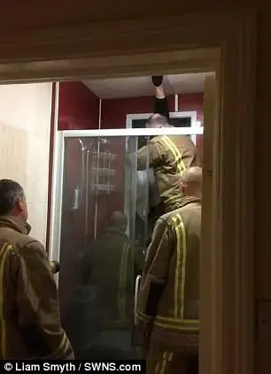 צוות מכבי האש הגיע למקום כדי להציל את הדייט הנורא בעולם (צילום מסך)