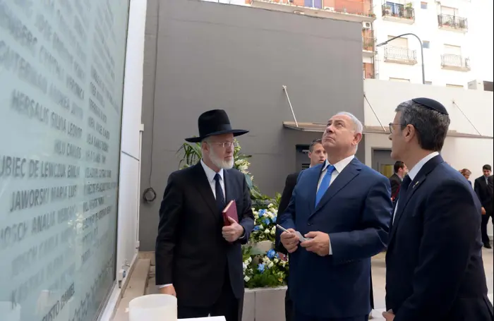 ראש הממשלה בנימין נתניהו ורעייתו שרה בטקס הנחת זר בכיכר השגרירות בבואנוס איירס בו אירע הפיגוע בשנת 1992, 11 בספטמבר 2017 (לשכת העיתונות הממשלתית , אבי אוחיון, לע"מ) ראש הממשלה בנימין נתניהו ורעייתו שרה בטקס הנחת זר בכיכר השגרירות בבואנוס איירס בו אירע הפיגוע בשנת 1992, 11 בספטמבר 2017 (לשכת העיתונות הממשלתית , אבי אוחיון, לע"מ)