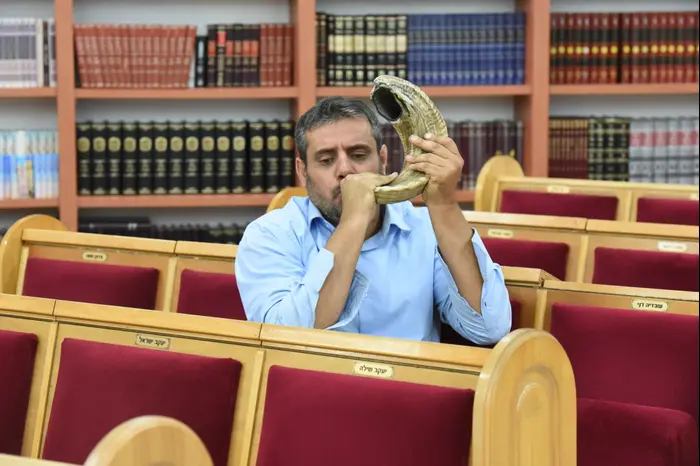 מבחני סיום קורס בתקיעת שופר בראש העין 14.9.17 (ראובן קסטרו) מבחני סיום קורס בתקיעת שופר בראש העין 14.9.17 (ראובן קסטרו)