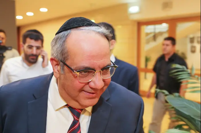 ח"כ גואטה מגיש את התפטרתו ליו?ר הכנסת יולי אדלשטיין, כנסת, ירושלים (מערכת וואלה! NEWS , נועם מושקוביץ') ח"כ גואטה מגיש את התפטרתו ליו?ר הכנסת יולי אדלשטיין, כנסת, ירושלים (מערכת וואלה! NEWS , נועם מושקוביץ')