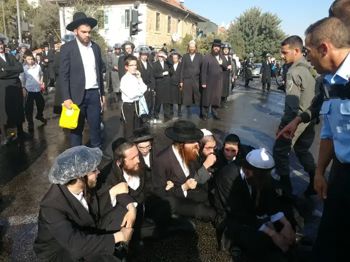 עימותים בין המשטרה לחרדים בכיכר השבת על רקע מעצר משתמט, ירושלים, 17 בספטמבר 2017 (מערכת וואלה! NEWS , א. כהן קבוצת מחאות החרדים הקיצוניים) עימותים בין המשטרה לחרדים בכיכר השבת על רקע מעצר משתמט, ירושלים, 17 בספטמבר 2017 (מערכת וואלה! NEWS , א. כהן קבוצת מחאות החרדים הקיצוניים)