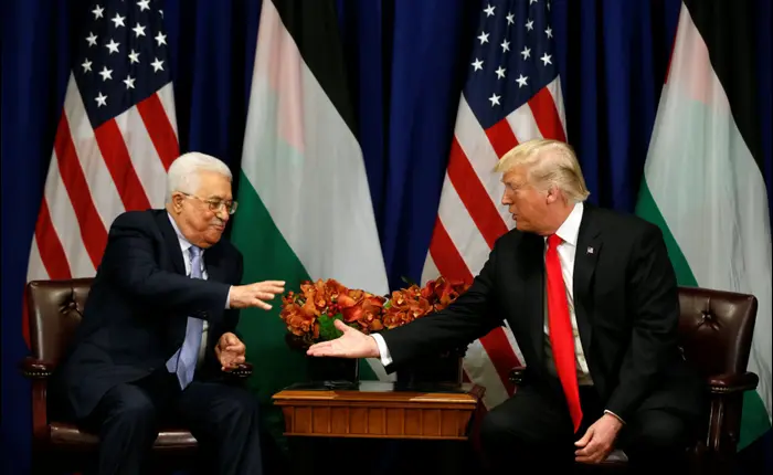 נשיא ארצות הברית דונלד טראמפ ויו"ר הרשות הפלסטינית אבו מאזן בפגישתם בניו יורק, ספטמבר 2017 (רויטרס) נשיא ארצות הברית דונלד טראמפ ויו"ר הרשות הפלסטינית אבו מאזן בפגישתם בניו יורק, ספטמבר 2017 (רויטרס)