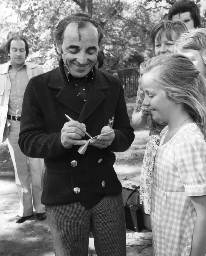 שארל אזנבור חותם למעריצה ב-1974 (GettyImages) שארל אזנבור חותם למעריצה ב-1974 (GettyImages)