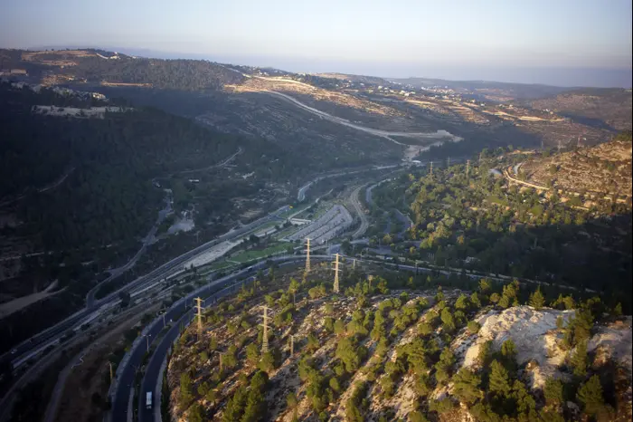 צילום אוירי של אזור החפירה לכיוון עין יעל (מערכת וואלה! NEWS , גריפין צילום אוירי) צילום אוירי של אזור החפירה לכיוון עין יעל (מערכת וואלה! NEWS , גריפין צילום אוירי)