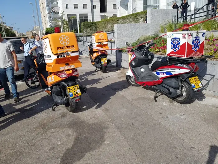 פצוע מירי ברחוב יעקב פיכמן בחולון 25.9.17 (מערכת וואלה! NEWS , דוברות איחוד הצלה) פצוע מירי ברחוב יעקב פיכמן בחולון 25.9.17 (מערכת וואלה! NEWS , דוברות איחוד הצלה)