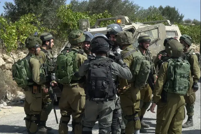 פעילות כוחות צהל בכפר סוריכ בעקבות פיגוע הירי בהר אדר 26 בספטמבר 2017 (דובר צה"ל) פעילות כוחות צהל בכפר סוריכ בעקבות פיגוע הירי בהר אדר 26 בספטמבר 2017 (דובר צה"ל)