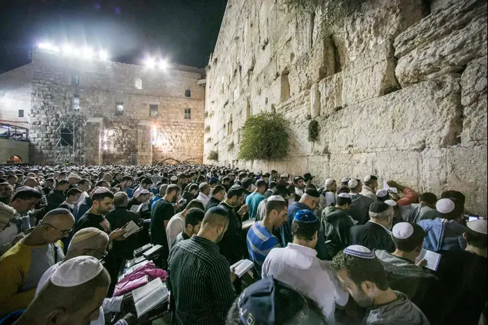 אמירת סליחות בכותל המערבי לקראת יום הכיפורים (מערכת וואלה! NEWS , נועם מושקוביץ) אמירת סליחות בכותל המערבי לקראת יום הכיפורים (מערכת וואלה! NEWS , נועם מושקוביץ)