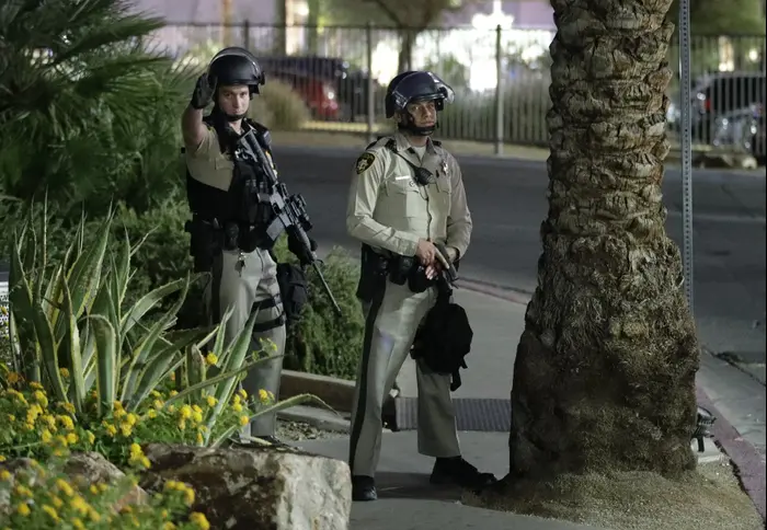 כוחות ביטחון סמוך לזירת הירי במלון מנדליי ביי בלאס וגאס נבדה, 2 באוקטובר 2017 (AP) כוחות ביטחון סמוך לזירת הירי במלון מנדליי ביי בלאס וגאס נבדה, 2 באוקטובר 2017 (AP)