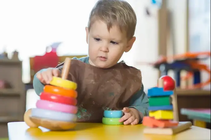 ילד משחק בצעצועי עץ (ShutterStock) ילד משחק בצעצועי עץ (ShutterStock)