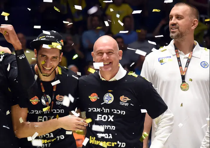 נבן ספאחיה מאמן מכבי תל אביב עם כרם משעור (ברני ארדוב) נבן ספאחיה מאמן מכבי תל אביב עם כרם משעור (ברני ארדוב)