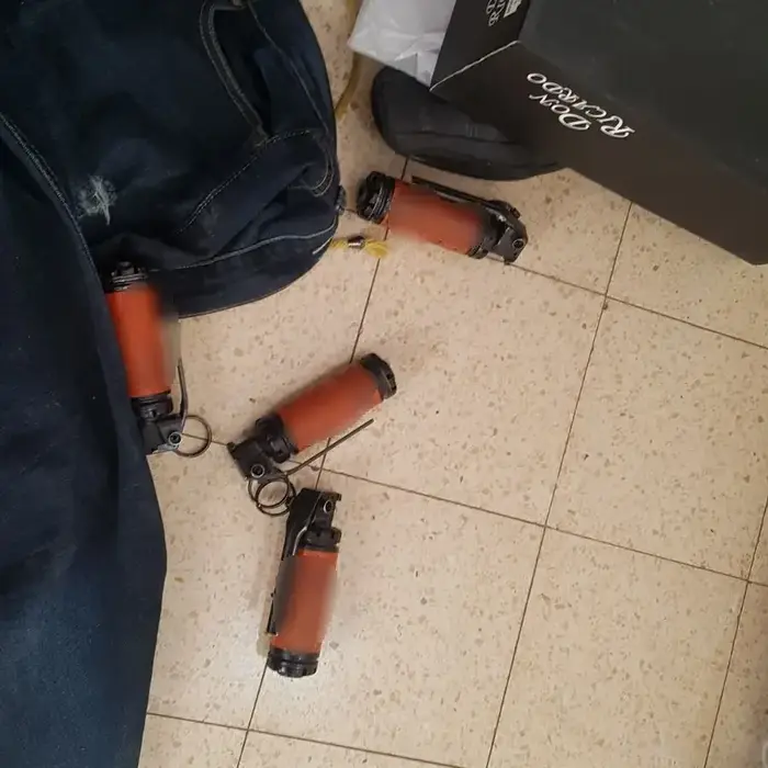 רימוני הלם שנתפסו במסגרת מעצר חשודים בשורת פיצוצים בתל אביב, 6 באוקטובר 2017 (חטיבת דובר המשטרה , דוברות המשטרה) רימוני הלם שנתפסו במסגרת מעצר חשודים בשורת פיצוצים בתל אביב, 6 באוקטובר 2017 (חטיבת דובר המשטרה , דוברות המשטרה)