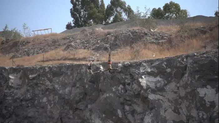 קפיצה למים במאגר מים במחצבה בצפון (מערכת וואלה! NEWS , עופר יעקב)