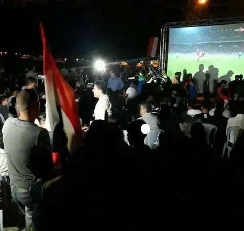 עזה: אוהדים צופים במשחקה של נבחרת מצרים (צילום מסך) עזה: אוהדים צופים במשחקה של נבחרת מצרים (צילום מסך)