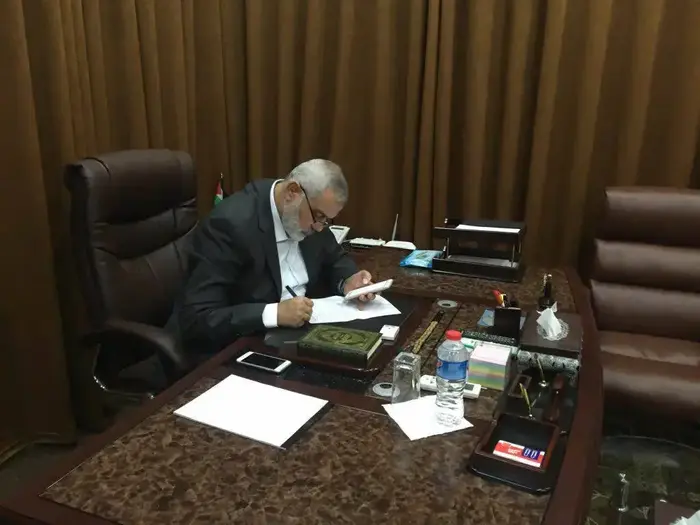 יו"ר הלשכה המדינית של חמאס איסמעיל הניה בוחן את הסכם הפיוס עם פתח, 12 באוקטובר 2017 (מערכת וואלה! NEWS , חשבון הטוויטר של מרכז המידע הפלסטיני) יו"ר הלשכה המדינית של חמאס איסמעיל הניה בוחן את הסכם הפיוס עם פתח, 12 באוקטובר 2017 (מערכת וואלה! NEWS , חשבון הטוויטר של מרכז המידע הפלסטיני)