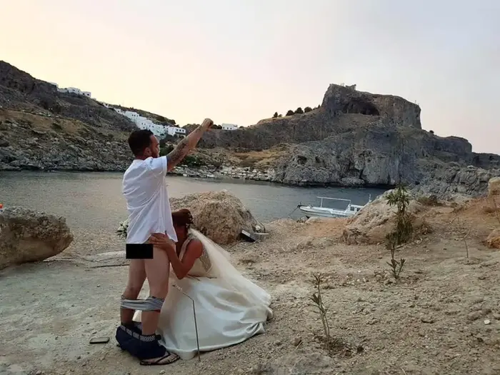 מתיו וקארלי לון מבצעים אקט מיני על רקע קתדרלת סנט פול (צילום מסך , פייסבוק)
