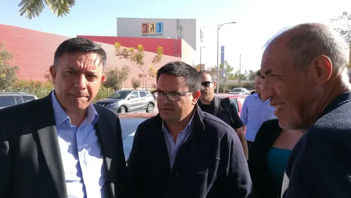 אבי גבאי וראש עיריית ירוחם, מיכאל ביטון בביקור בנגב קרמיקה בירוחם 15 באוקטובר 2017 (שי מכלוף) אבי גבאי וראש עיריית ירוחם, מיכאל ביטון בביקור בנגב קרמיקה בירוחם 15 באוקטובר 2017 (שי מכלוף)