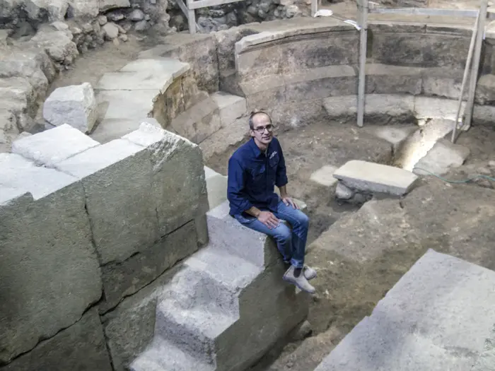חפירת קשת וילסון ומציאת תיאטרון עתיק בכותל (מערכת וואלה! NEWS , יניב ברמן, רשות העתיקות) חפירת קשת וילסון ומציאת תיאטרון עתיק בכותל (מערכת וואלה! NEWS , יניב ברמן, רשות העתיקות)