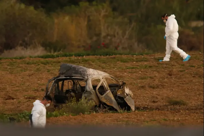מכוניתה השרופה של עיתונאית חוקרת שחוסלה במלטה, 16 באוקטובר 2017 (רויטרס) מכוניתה השרופה של עיתונאית חוקרת שחוסלה במלטה, 16 באוקטובר 2017 (רויטרס)
