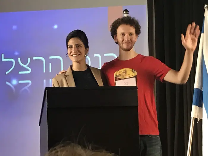 ויקי ואני, ריאיון עם מגי אזרזר. איתי זבולון, מגי אזרזר (יח"צ , (צילום: ענבל מרמרי)) ויקי ואני, ריאיון עם מגי אזרזר. איתי זבולון, מגי אזרזר (יח"צ , (צילום: ענבל מרמרי))