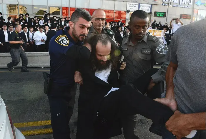 מפגינים בהפגנת חרדים בבני ברק 17 באוקטובר 2017 (ראובן קסטרו) מפגינים בהפגנת חרדים בבני ברק 17 באוקטובר 2017 (ראובן קסטרו)