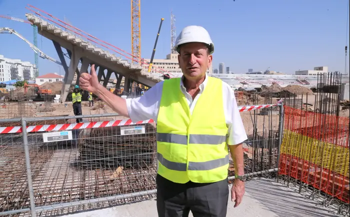 ראש עיריית תל אביב רון חולדאי עם אצטדיון בלומפילד העובר שיפוץ (קובי אליהו) ראש עיריית תל אביב רון חולדאי עם אצטדיון בלומפילד העובר שיפוץ (קובי אליהו)