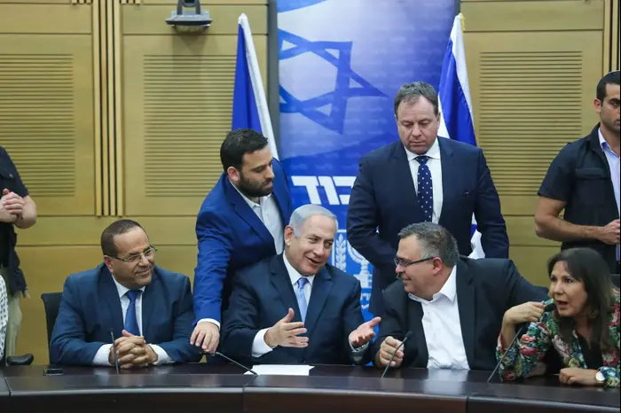 איוב קרא, בנימין נתניהו ודוד ביטן בפתיחת מושב הכנסת מליאה 23 באוקטובר 2017 (מערכת וואלה! NEWS , נועם מושקוביץ) איוב קרא, בנימין נתניהו ודוד ביטן בפתיחת מושב הכנסת מליאה 23 באוקטובר 2017 (מערכת וואלה! NEWS , נועם מושקוביץ)