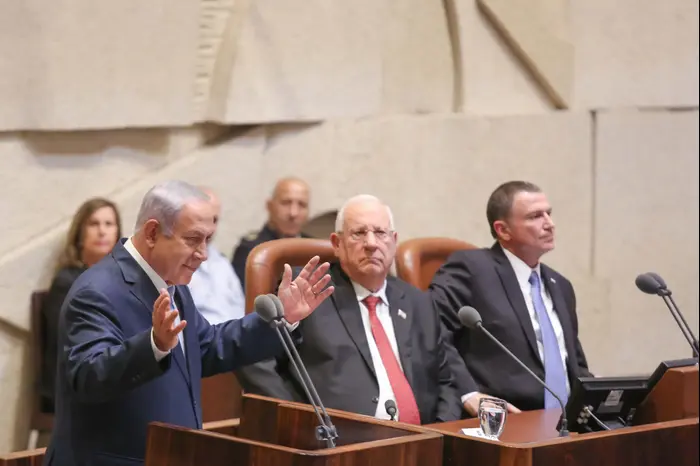 יולי אדלשטיין, רובי ריבלין ובנימין נתניהו בפתיחת מושב הכנסת מליאה 23 באוקטובר 2017 (מערכת וואלה! NEWS , נועם מושקוביץ) יולי אדלשטיין, רובי ריבלין ובנימין נתניהו בפתיחת מושב הכנסת מליאה 23 באוקטובר 2017 (מערכת וואלה! NEWS , נועם מושקוביץ)