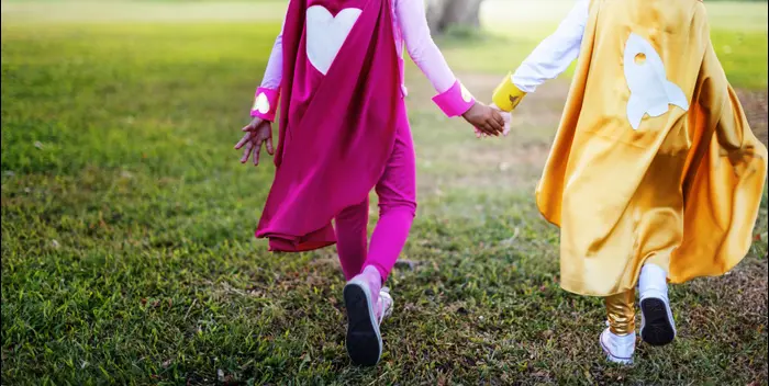 ילדים מחופשים לגיבורי על אוחזים ידיים (ShutterStock)